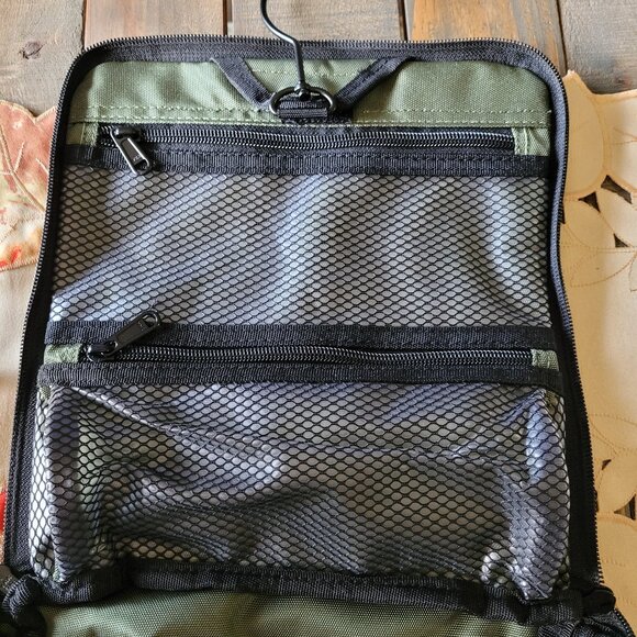 D&D Wanderlust Hanging Toiletry Bag - Picture 3 of 5